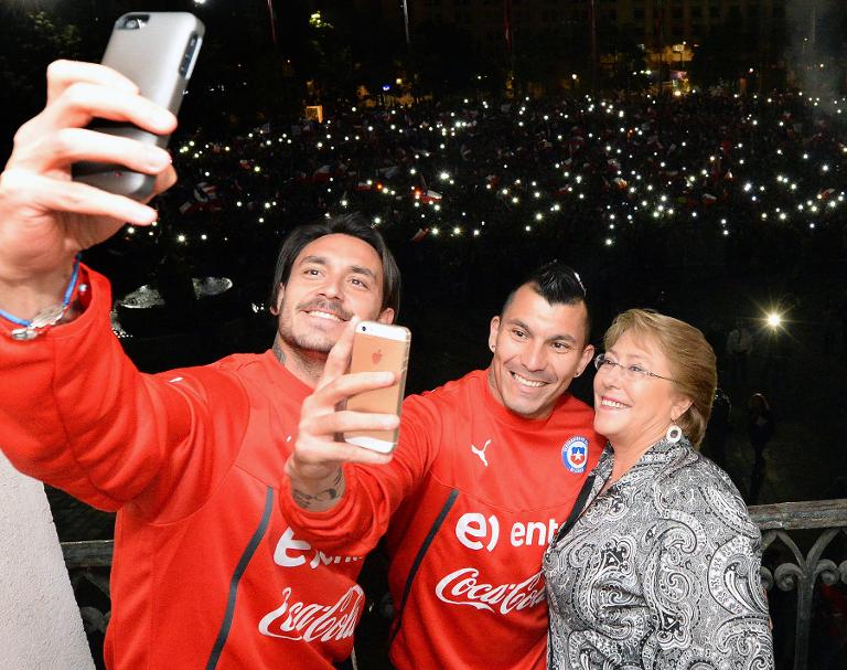 gary_medel_selfie_bachelette_chile