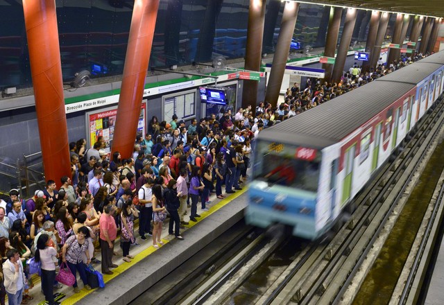 15 de Noviembre de 2014/SANTIAGO Vista del interior de una Estación de Metro durante la normalización del sistema de transporte urbano subterráneo,  tras la falla que se produjo el día 14 de Noviembre en el Metro y derivo en la suspensión de las lineas 1, 2, 5. Lo que afecto a cerca de 500.000 mil usuarios del servicio. FOTO: MATIAS DELACROIX/AGENCIAUNO