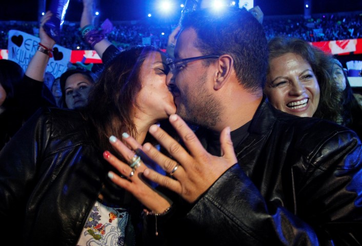 23 FEBRERO de 2016/VIÑA DEL MAR Karen Soto y Raul Gutierrez, muestran sus anillos de compromiso y se besan luego de que el le pidiera matrimonio en pleno recital de Eros Ramazzotti, durante la segunda noche de la 57º del Festival Internacional de la Canción de Viña del Mar, realizado en la Quinta Vergara. FOTO:RODRIGO SÁENZ/AGENCIAUNO