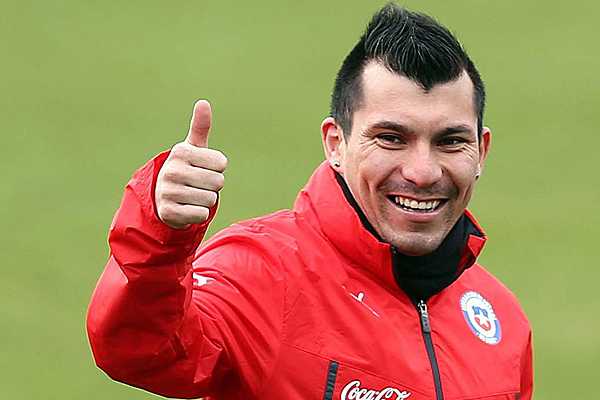 CH03. STUTTGART (ALEMANIA), 03/03/2014. Una fotografía cedida por la Asociación Nacional de Fútbol Profesional de Chile muestra al jugador de la selección chilena de fútbol Gary Medel (d) durante una sesión de entrenamiento hoy, lunes 3 de marzo de 2014, en el Complejo Deportivo de Ruit en Stuttgart (Alemania). El combinado nacional se prepara para su partido amistoso contra Alemania del próximo miércoles, 5 de marzo. EFE/Carlos Parra/ANFP Comunicaciones/SOLO USO EDITORIAL/NO VENTAS