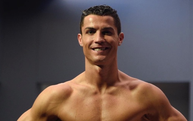 Cristiano-Ronaldo-posing