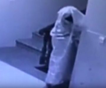 Ladrón se disfraza de fantasma para “burlar” a las cámaras de seguridad