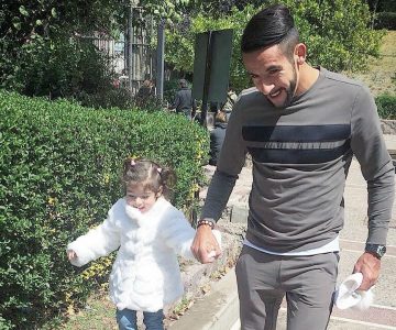Mauricio Isla chochea con su hija en redes sociales