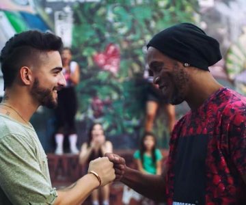 Maluma y Ronaldinho juegan fútbol en el videoclip de “Corazón”