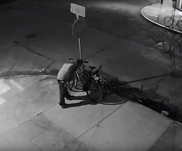 Vídeo: Ladrón desmontó señal de tránsito para robar bicicleta