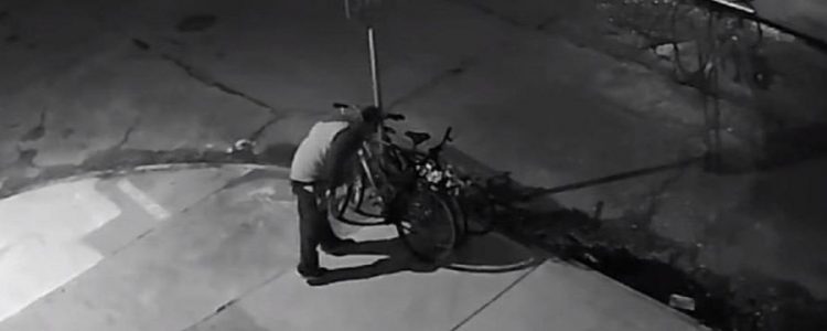 Vídeo: Ladrón desmontó señal de tránsito para robar bicicleta