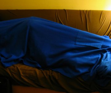 El bello durmiente: Ladrón se queda dormido en el living de la casa donde estaba robando