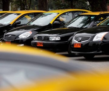 Taxista honrado por fin devolvió los millones que dejó un pasajero en su auto