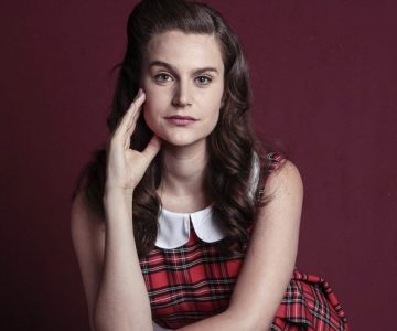 Isabel de Perdona Nuestros Pecados causa cuco con foto detrás de cámara