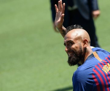Messi y Suárez con sonrisa de oreja a oreja le dan la bienvenida a Rey Arturo