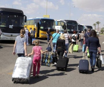 Señora se vuelve viral por agarrar a chuchá limpia a su acompañante de bus