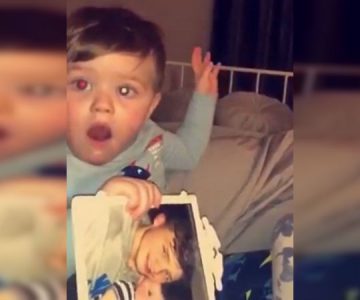 Bebé mira foto de su papá fallecido y su reacción “fantasmal” causa cuco en internet