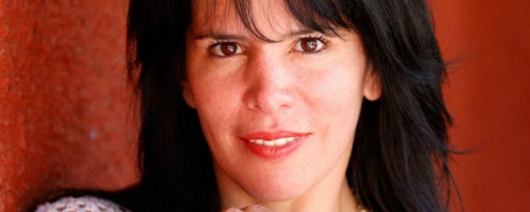 Anita Alvarado muestra lo grande que está una de sus retoñas