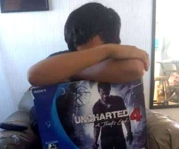 Joven vende su PlayStation 4 para comprar pañales para su retoño recién nacido