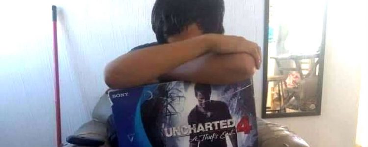 Joven vende su PlayStation 4 para comprar pañales para su retoño recién nacido