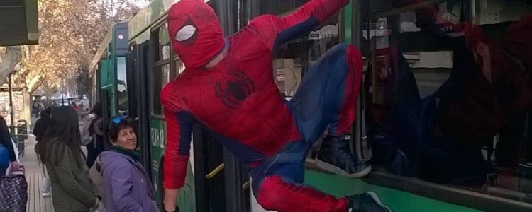 «Estúpido y Sensual Spiderman» protagoniza detención ciudadana en la Alameda