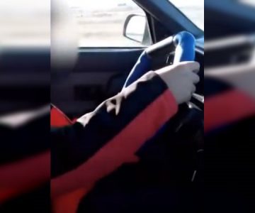 «Acelera maric…»: Papá del año le enseña a conducir a su retoño de 10 años en plena carretera