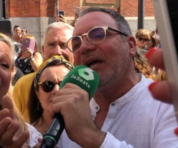 Luis Jara terminó cantando en la TV española en su despedida a Camilo Sesto