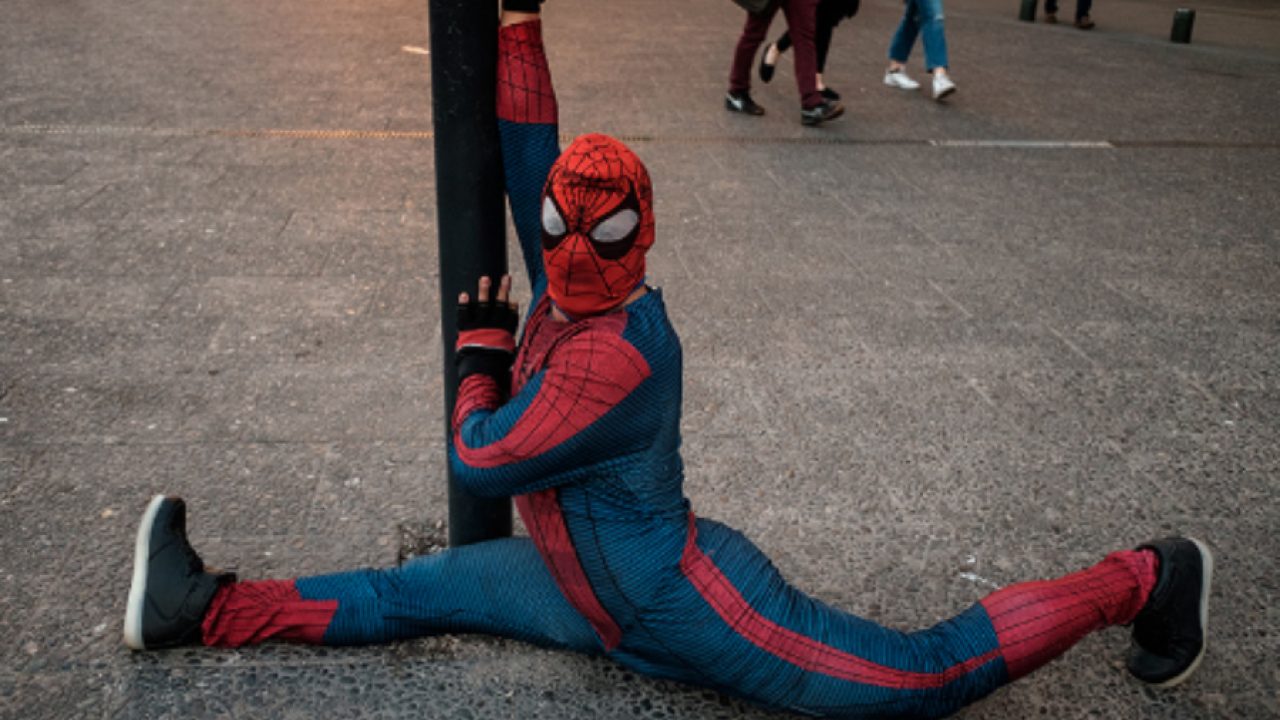 Sensual Spiderman mostrÃ³ su nuevo traje "contra" el