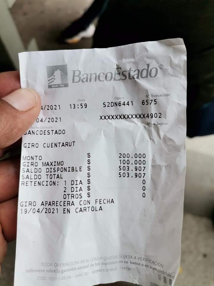 Joven devuelve el dinero a adulto mayor.  (Fuente: Facebook - Jaime Carmona Yañez) 