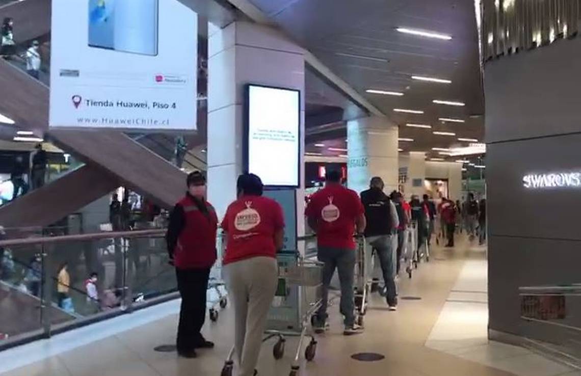 Fila para supermercado Jumbo. (Fuente: 24 Horas)