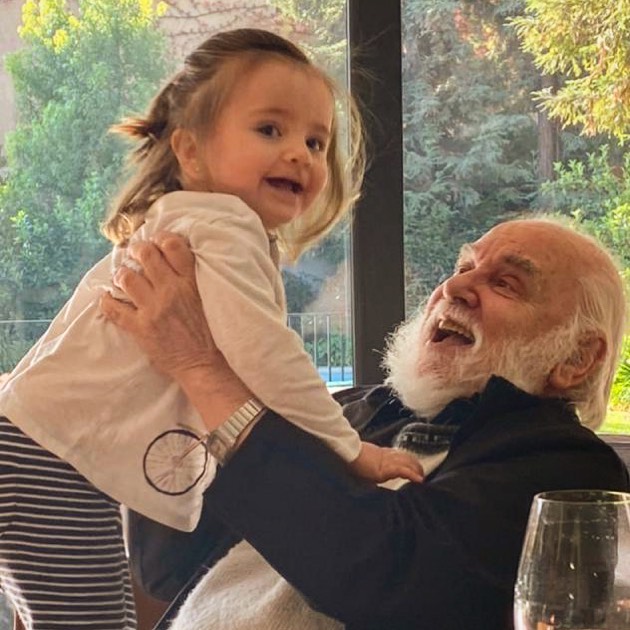 Foto de la hija de José Miguel Viñuela y su abuelo. (fuente: Instagram - @josemiguelvinuela)