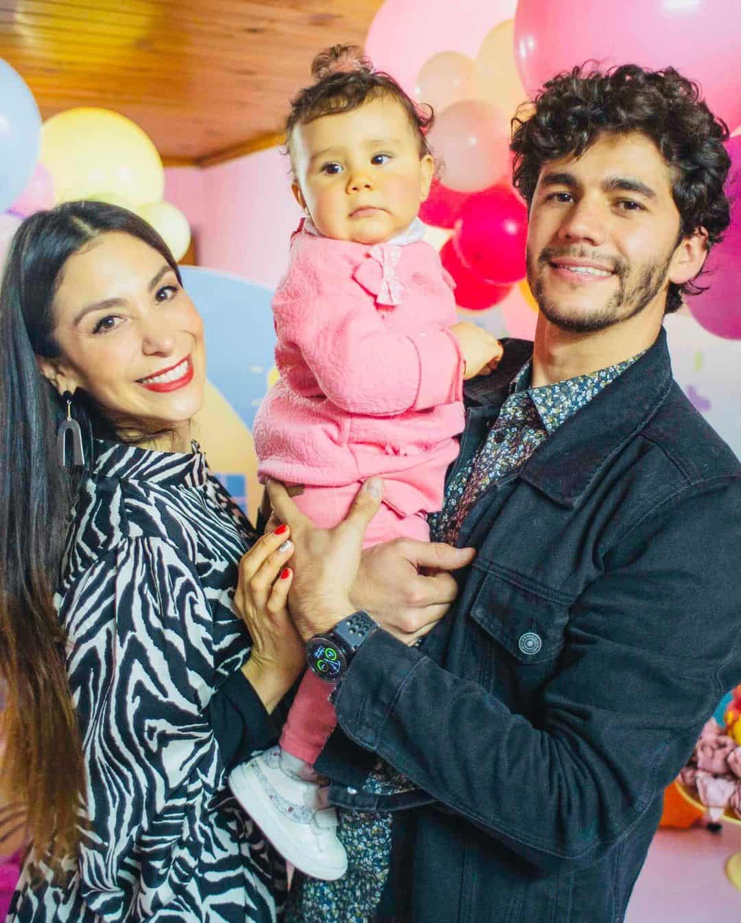 Yamna Lobos Y Cumpleanos De Su Hija