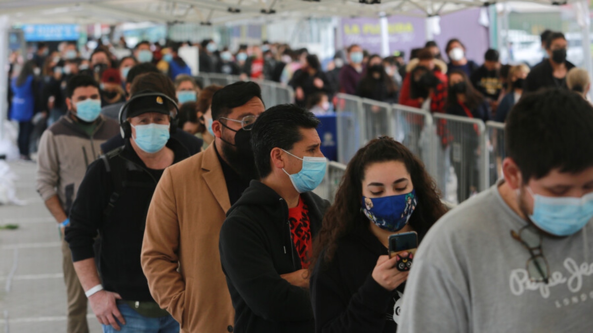 Casos de Coronavirus superan los dos mil por primera vez en meses ...