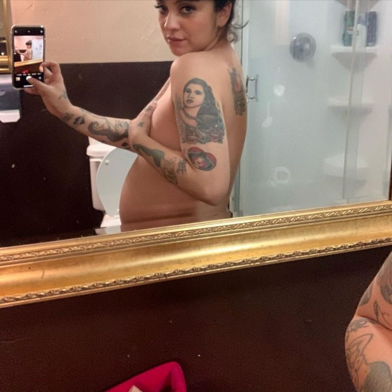 Mon Laferte Mostrando Su Embarazo 768x768