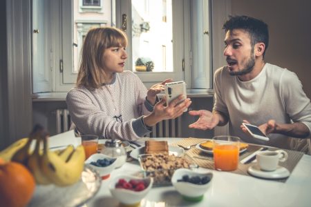 Pareja Pelea Teléfono