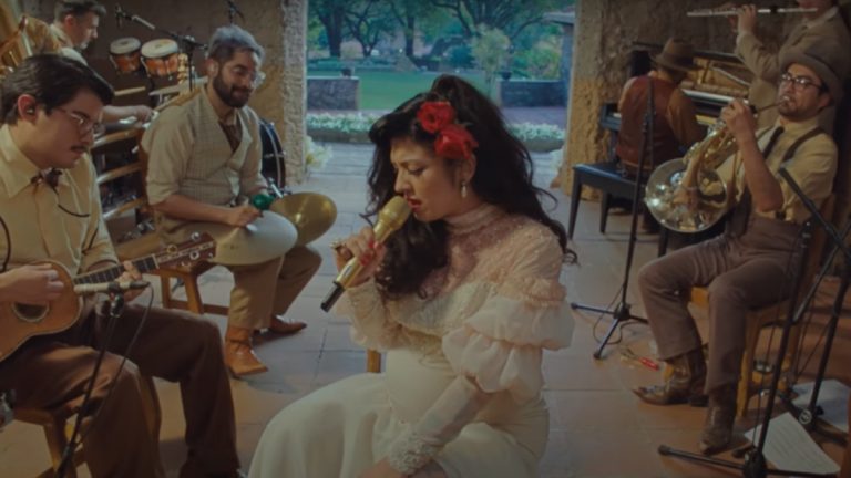 Mon Laferte Tiny