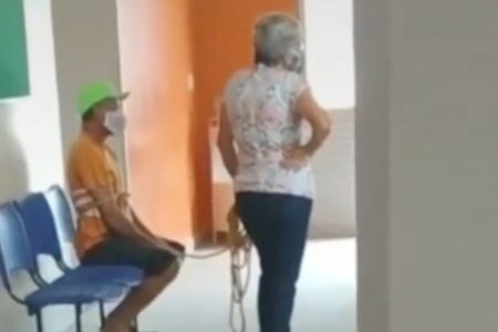 Mujer amarra a su esposo para vacunarse