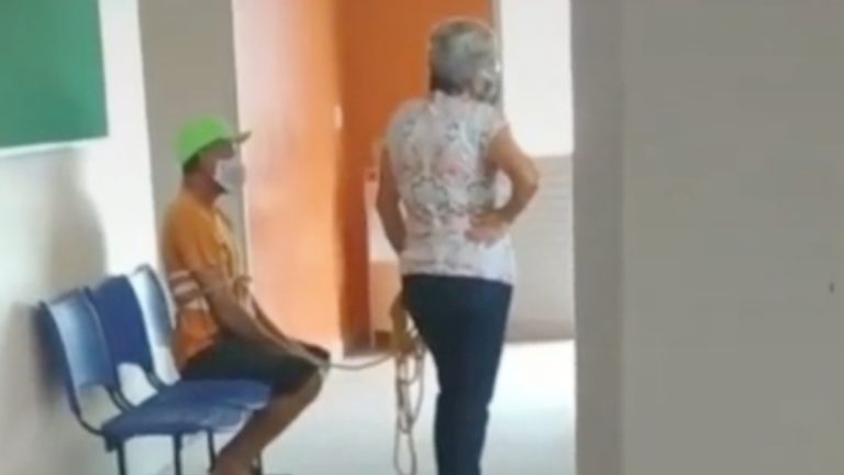 Mujer amarra a su esposo para vacunarse