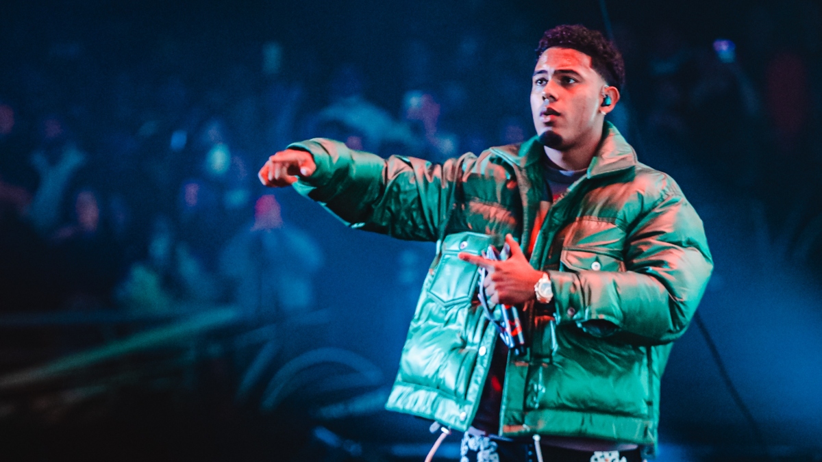 Myke Towers desató el carrete con todo en su regreso a Chile — Radio