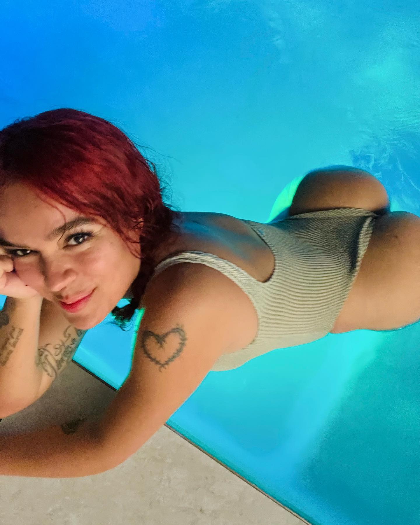 "Quien fuera agua" Karol G enciende las redes con fotos en traje de