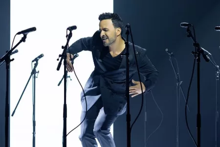 Luis Fonsi Pasa La Página