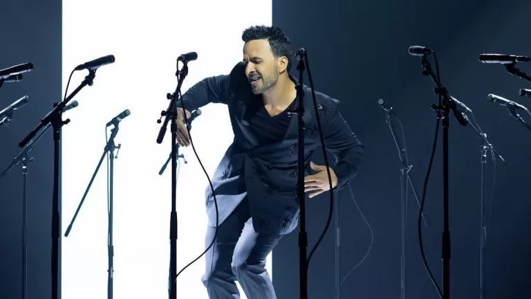 Luis Fonsi Pasa La Página