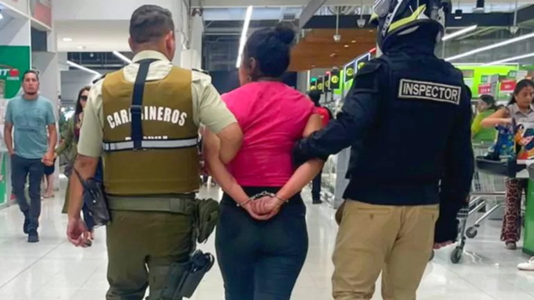 Mujer Apuñala A Guardia