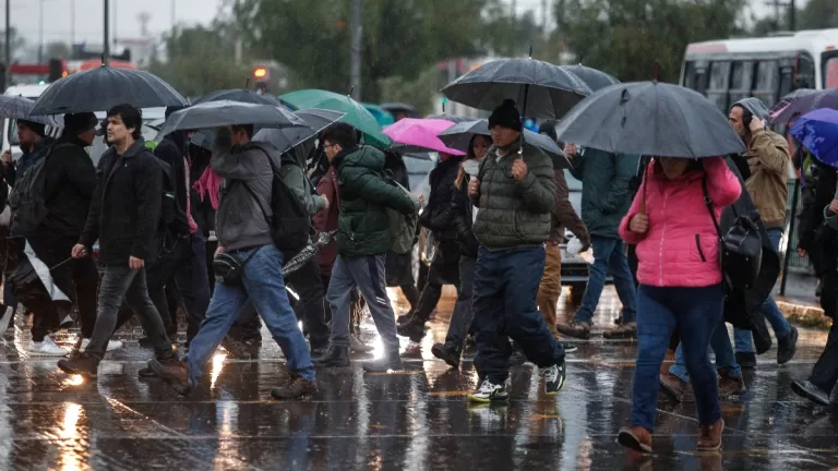Lluvia En Santiago Y Frío