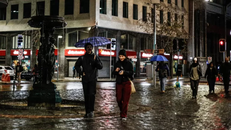 Lluvia En Santiago, Jaime Leyton
