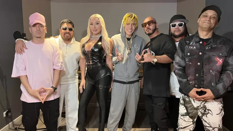 Daniella Chavéz Y Marcianeke