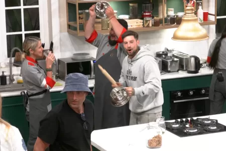 Arenita Arremete Contra Mateucci