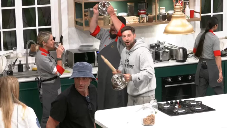 Arenita Arremete Contra Mateucci