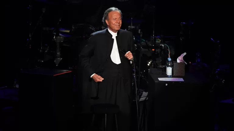 Julio Iglesias Se Defenderá Por Presunto Acoso Sexual