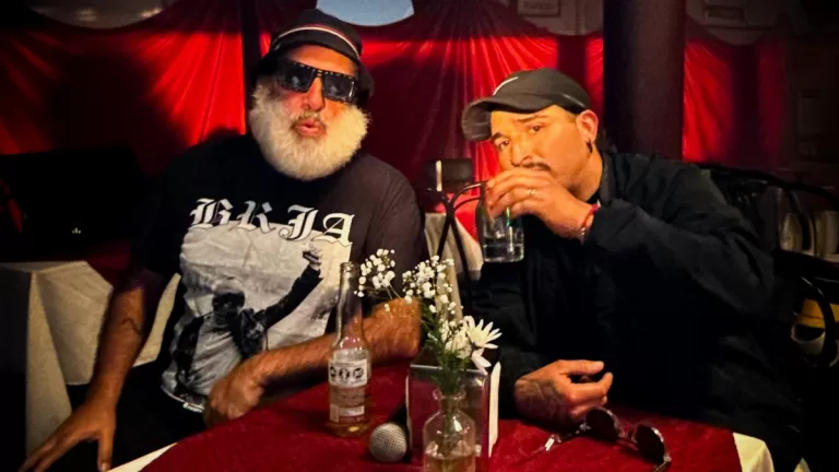 Pollo Y Macha, Portada