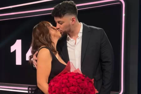Naya Fácil Anuncio Junto A Su Pareja