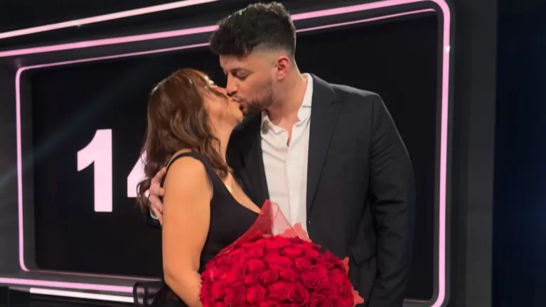 Naya Fácil Anuncio Junto A Su Pareja